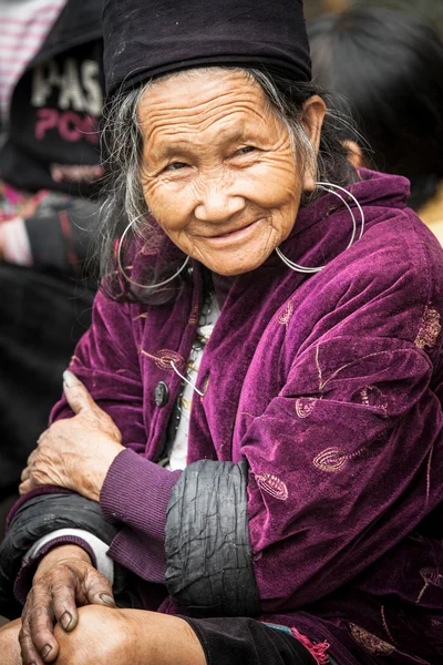 Porträttet av senior tribal Hmong kvinna, Sapa, Vietnam — Stockfoto