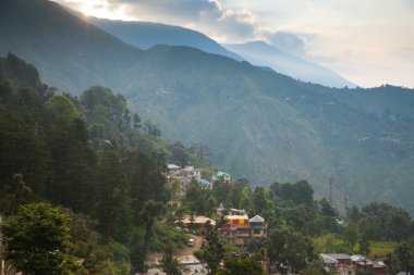 Mcleodganj, Dharamsala, Hindistan üzerinden gündoğumu.