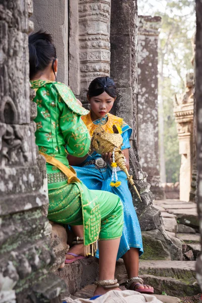 Dansare förbereder sig för att röda Apsara dans show i Bayon Temple, Kambodja — Stockfoto