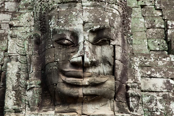 Kamenná tvář Khmerská krále na zdi chrámu Bayon — Stock fotografie