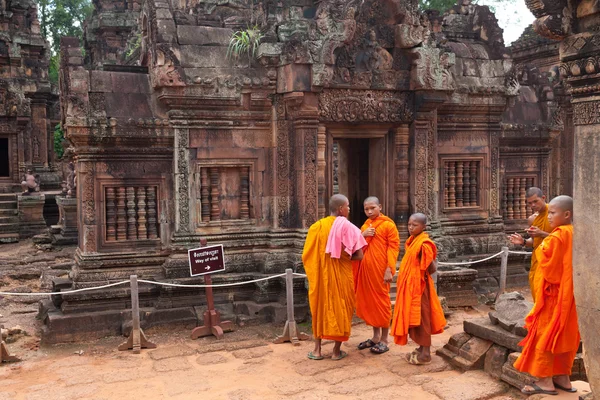 : Buddhističtí mniši, pozorování chrámu Banteay Srei, Kambodža — Stock fotografie