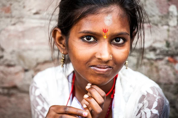 Porträtt av leende indisk flicka — Stockfoto