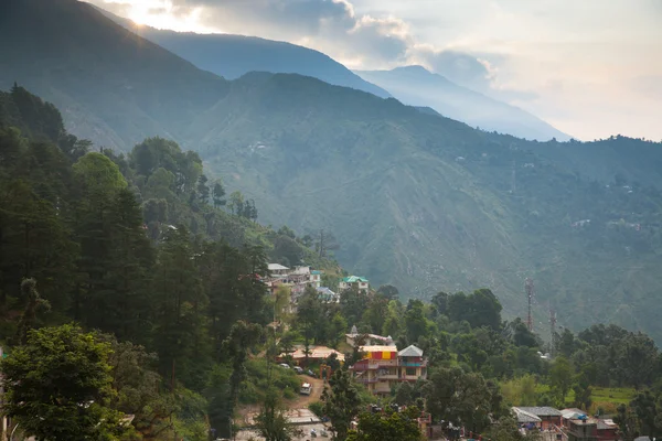 Matahari terbit di atas McLeodGanj, Dharamsala, India . — Stok Foto