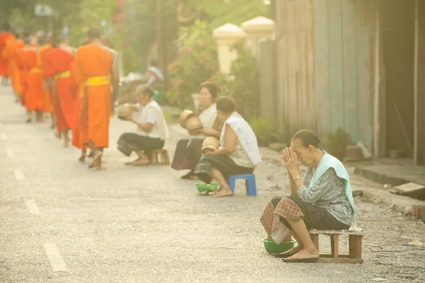 人们在大街上，老挝佛教僧侣布施 — 图库照片