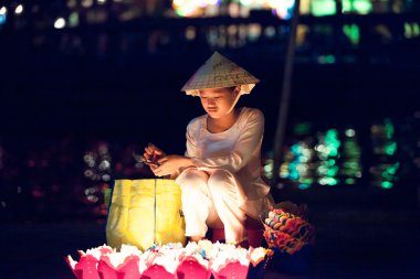 Vietnamca kız mumlar, Hoi An, Vietnam.