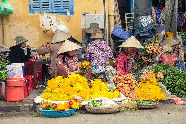 Vietnamese women selling flowers at the street — Stock Photo, Image