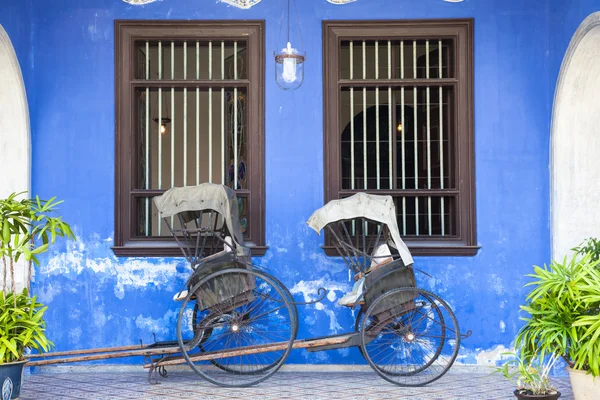 Oude riksja driewieler in de buurt van Fatt Tze Mansion of Blue herenhuis, Penang — Stockfoto