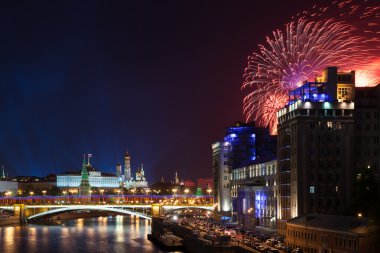 Moskova'da zafer günü kutlamaları havai fişek ve ışık gösterisi üzerinde Kremlin, Rusya Federasyonu