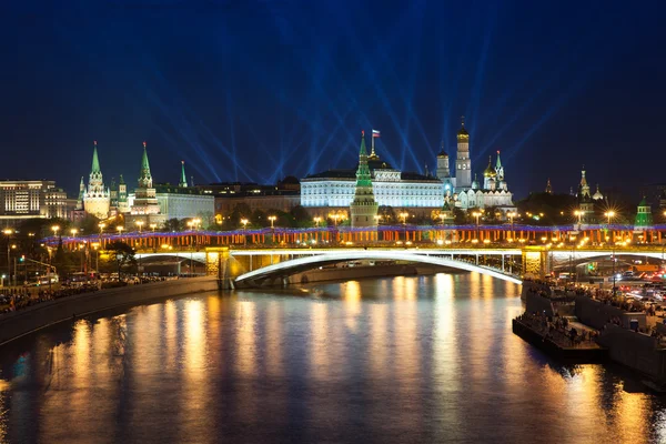 Zafer günü kutlamaları Moskova'da Kremlin, Rusya üzerinde ışık gösterisi ile — Stok fotoğraf