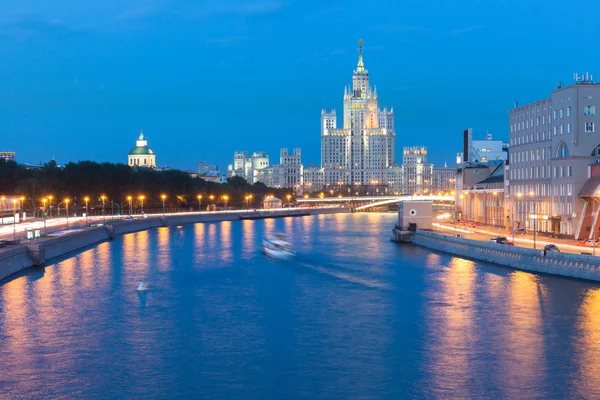 Vista do crepúsculo do Kotelnicheskaya Embankment Building, Moscou — Fotografia de Stock