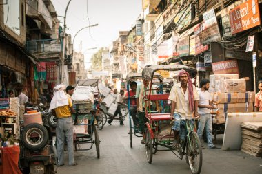 Aracın eski Delhi, Hindistan sokaklarda sürme çekçek döngüsü