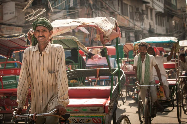 Riksza cyklu jazdy pojazdu na ulicy Starego Delhi, Indie — Zdjęcie stockowe
