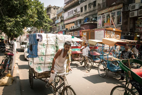 Riksza przenoszenia ciężkich ładunków na ulicy Starego Delhi, Indie — Zdjęcie stockowe