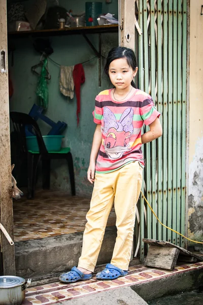 Porträtt av vietnamesisk flicka med hund, Hanoi — Stockfoto