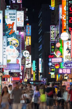 Gece, Seul alışveriş caddesi