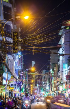 Kalabalık Bui Viyana street, Ho Chi Minh City, Vietnam gece görünümü