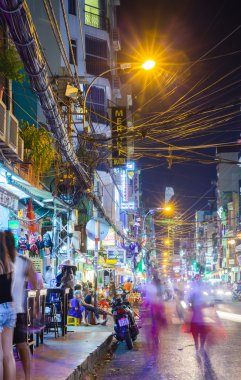 Kalabalık Bui Viyana street, Ho Chi Minh City, Vietnam gece görünümü