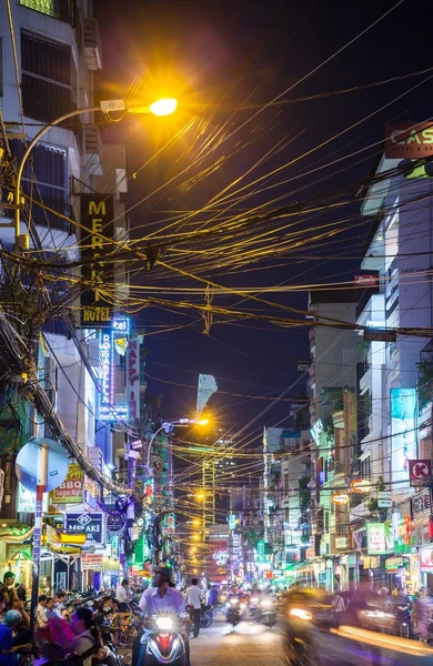 Natt syn på trångt Bui Vien street, Ho Chi Minh City, Vietnam — Stockfoto