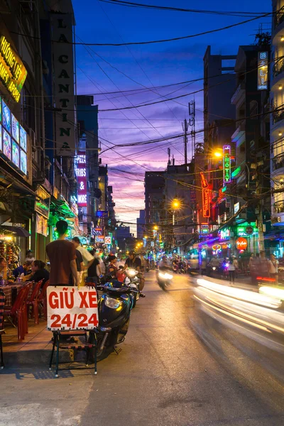 Noční pohled na přeplněných Bui Vien street, Ho Či Minovo město, Vietnam — Stock fotografie