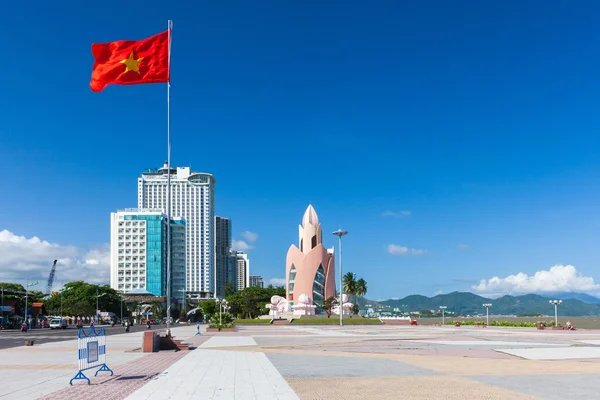 Dagtid syn på spårvagn Huong (lotusblomma) Tower, Nha Trang, Vietnam — Stockfoto