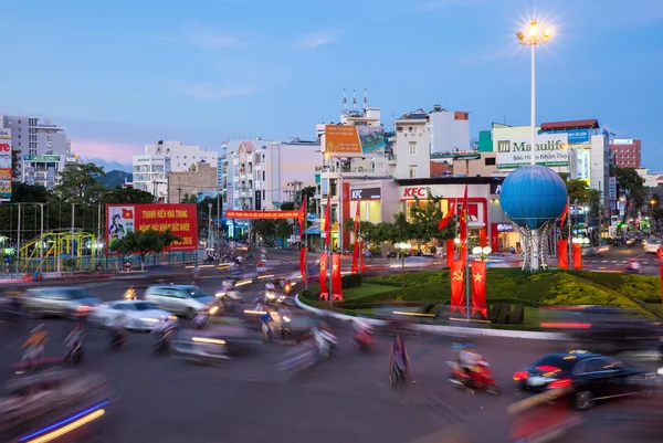 Vista do crepúsculo da cidade de Nha Trang, Vietnã — Fotografia de Stock