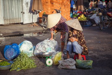 Kadın sokak piyasada Nha Trang, Vietnam