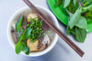 Pho ünlü vietnamse şehriye çorbası