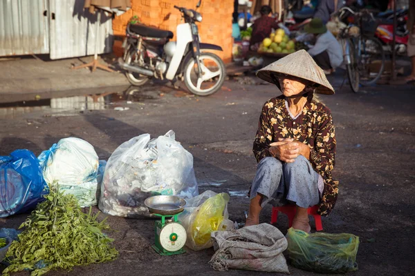 Kadın sokak piyasada Nha Trang, Vietnam