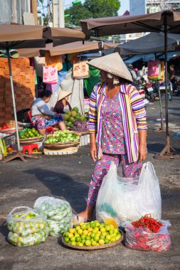 Semt pazarı, Nha Trang, Vietnam, sebze satan konik şapkalı Vietnamca kadın