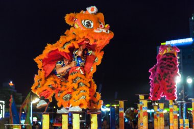 Akrobatlar aslan dans dans yarışmaları için Çin yeni yılı kutlandı sırasında bir gösteri