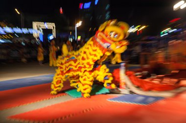 Akrobatlar aslan dans dans yarışmaları için Çin yeni yılı kutlandı sırasında bir gösteri