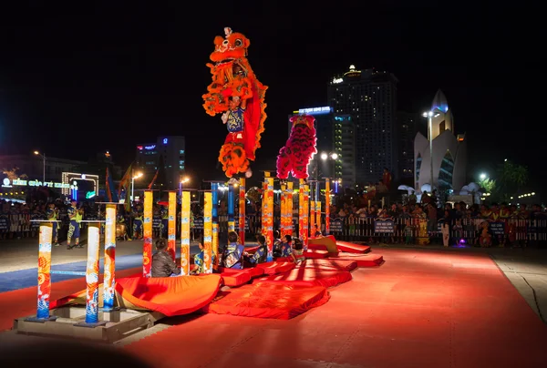 Acrobatas realizam show de dança de leão durante competições de dança comemoradas para o Ano Novo Chinês — Fotografia de Stock