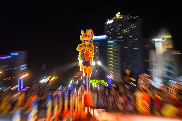 Acrobatas realizam show de dança de leão durante competições de dança comemoradas para o Ano Novo Chinês — Fotografia de Stock