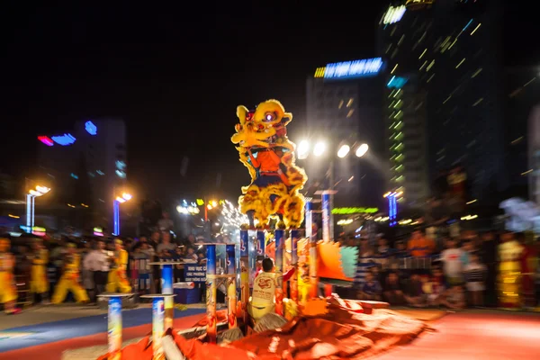 Acrobatas realizam show de dança de leão durante competições de dança comemoradas para o Ano Novo Chinês — Fotografia de Stock