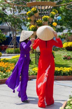 Vietnamlı kadınları geleneksel Ao Dai elbiseli