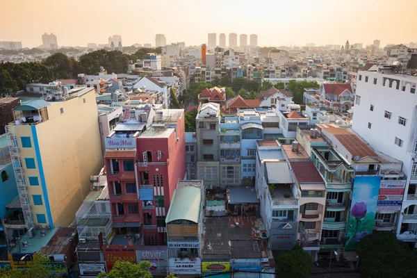 Solnedgång utsikt över stadssilhuetten från Vietnam Quoc Tu Pagoda i Ho Chi Minh City — Stockfoto