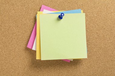 bir corkboard üzerinde renkli notepapers