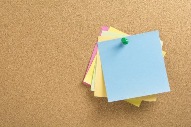bir corkboard üzerinde renkli notepapers
