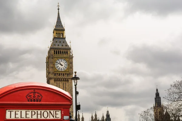 Cabina telefónica roja frente al Big Ben — Foto de Stock