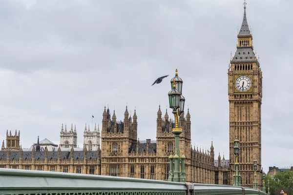 Big Ben y las casas del parlamento en una mañana nublada — Foto de Stock