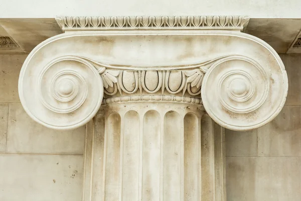 Detalle decorativo de una antigua columna jónica — Foto de Stock