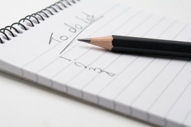 Not defteri ve bir kurşun kalemle bir kavram listelemek için
