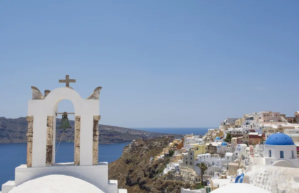 Klokkentoren in dorp Oia, Santorini eiland — Stockfoto