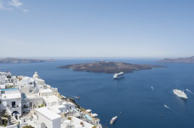 Caldera Fira adlı üzerinden yanardağ panoramik manzaralı. Santorini Island, Yunanistan.