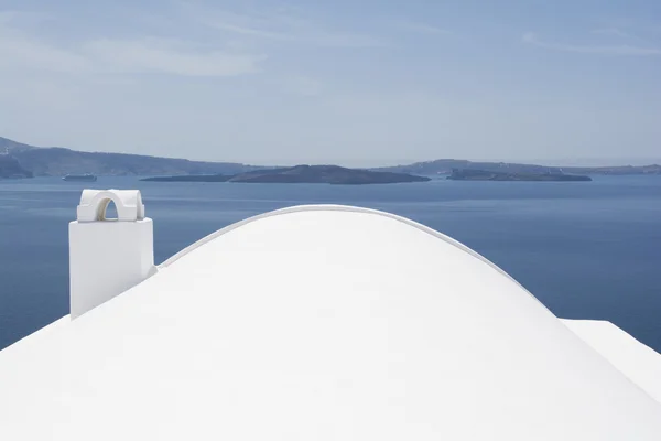 Panoramautsikt över vulkanen, ovanför oia i caldera med vitkalkade taket. — Stockfoto