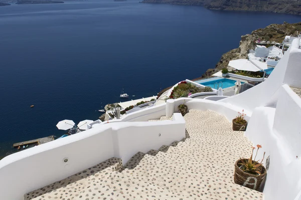 Trappor som leder ner Aegan havet. Oia, Santorini, Grekland. — Stockfoto