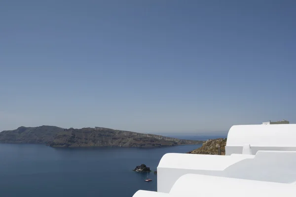 Bílé střechy nad mořem v Oia Santorini, Řecko. — Stock fotografie