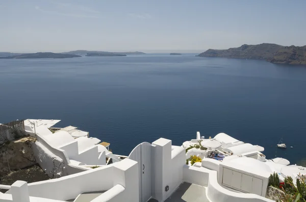 Traditionele kijk op huizen boven de zee in Oia, Santorini, Griekenland. — Stockfoto