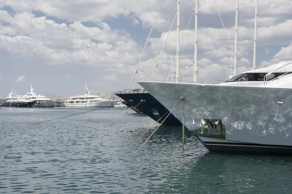 Lyxbåtar i marina — Stockfoto