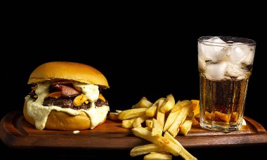 Hamburger, domates, peynir, leburger, 2 et, 2 yumurta, domates, peynir, marul, domates, jambon, pastırma, patates, özel sos, salata, jambon, pastırma, mayonez, patates..